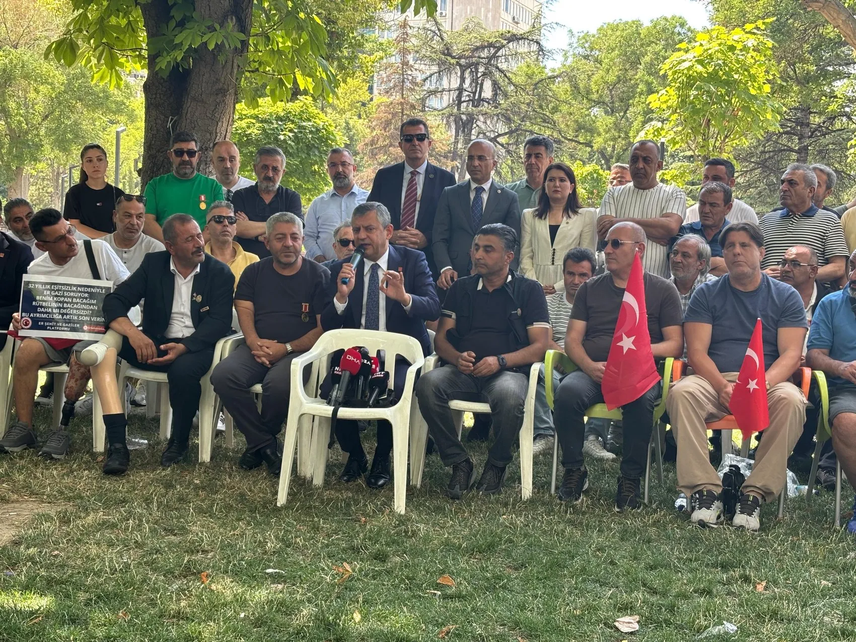Özgür Özel'den er şehit ve gazi yakınlarına destek çağrısı
