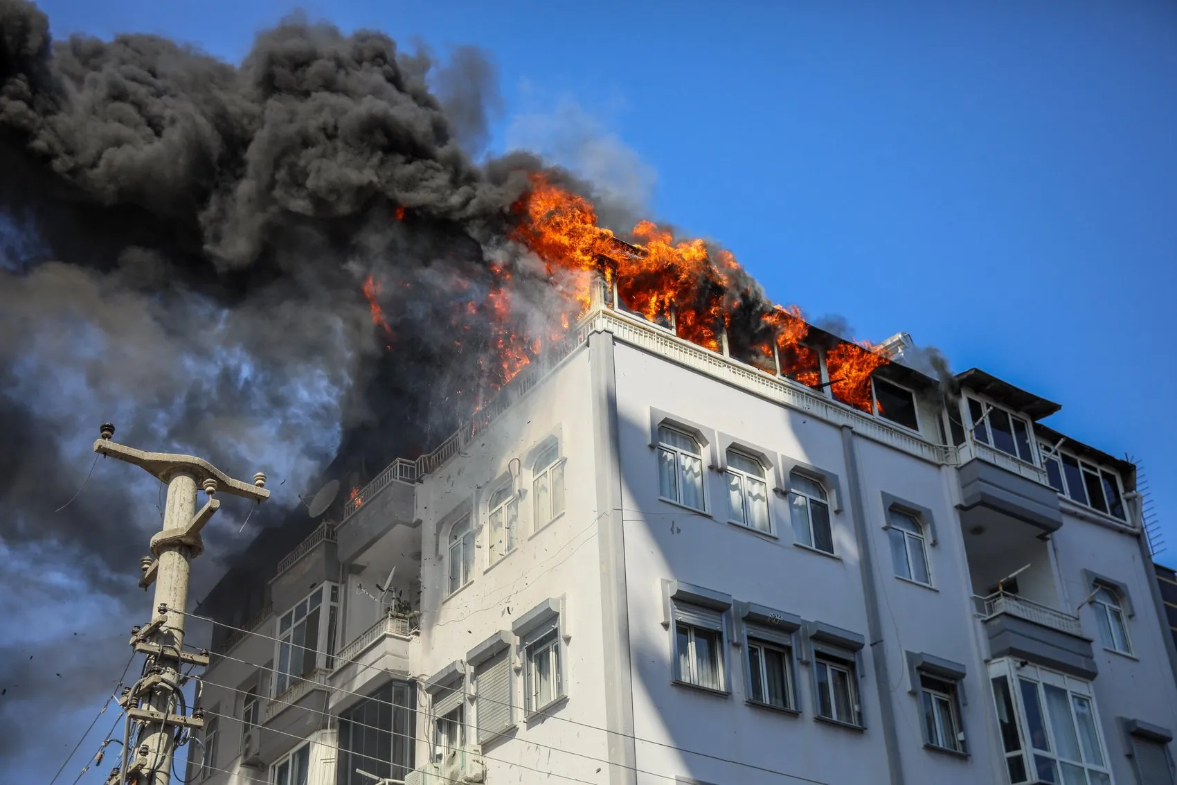 Antalya’da teras yangını İki kişi korkuluklarda kurtarılmayı bekledi