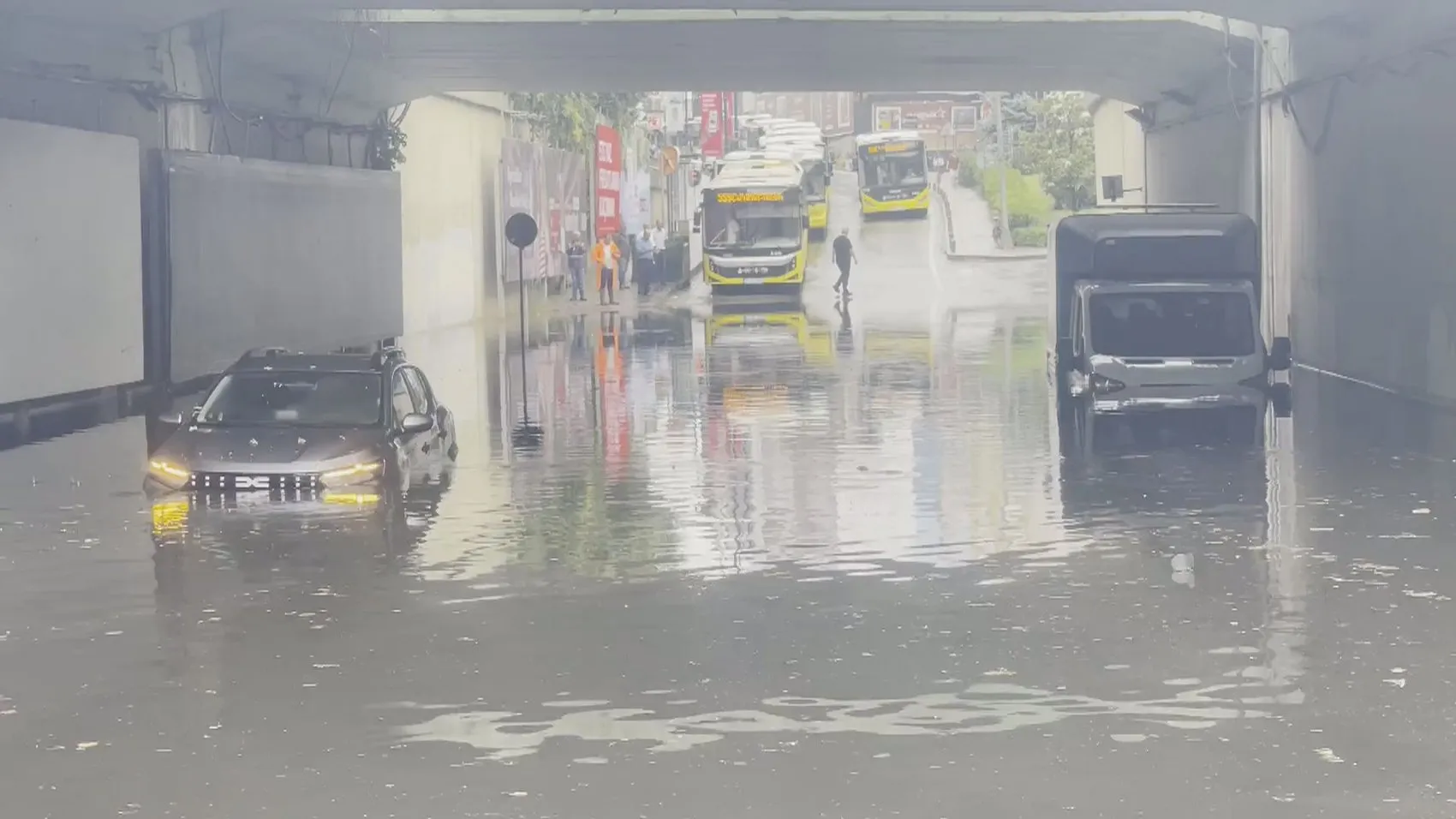 İstanbul’da sağanak trafiği kilitledi