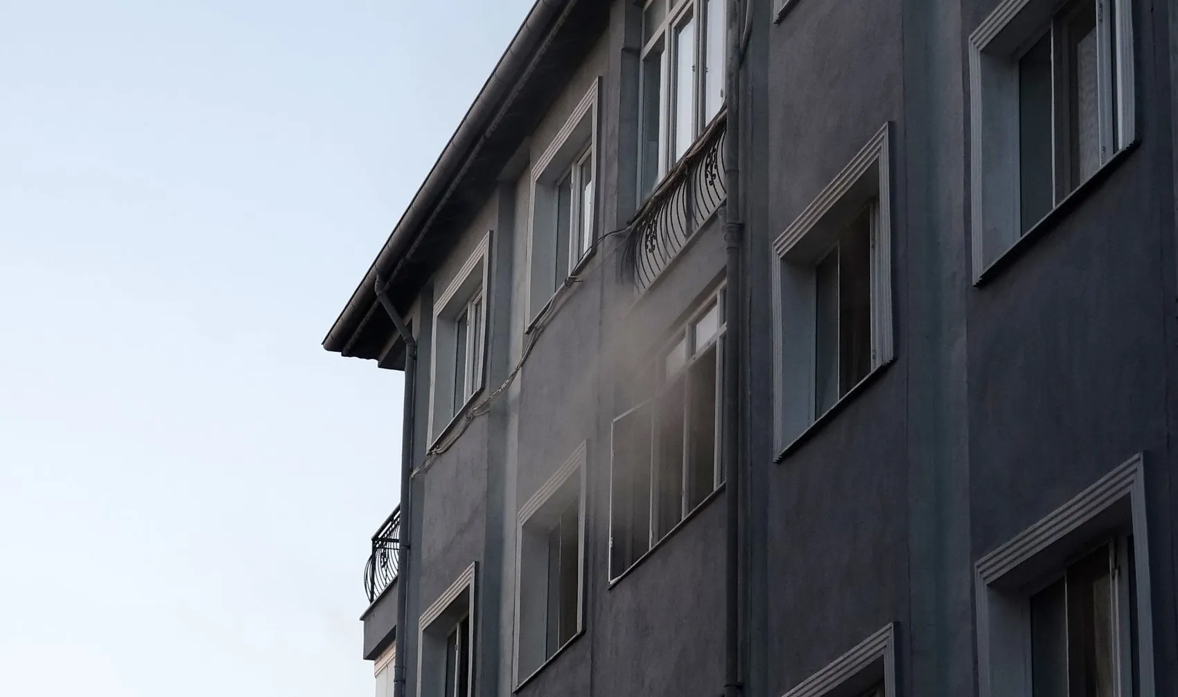 Burdur'da apartman yangını 6 kişi merdivenle kurtarıldı