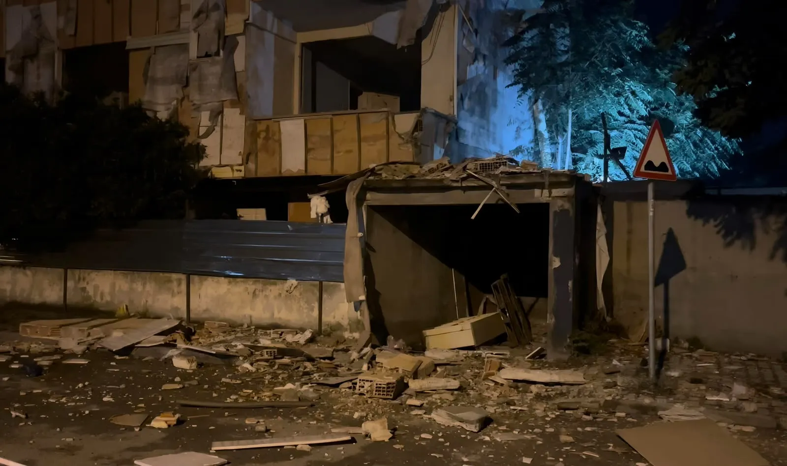 Kartal’da boşaltılan binadan gece yarısı beton parçaları döküldü