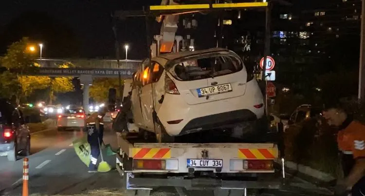 Bakırköy'de kontrolden çıkan otomobil takla atıp park halindeki araçlara vurdu