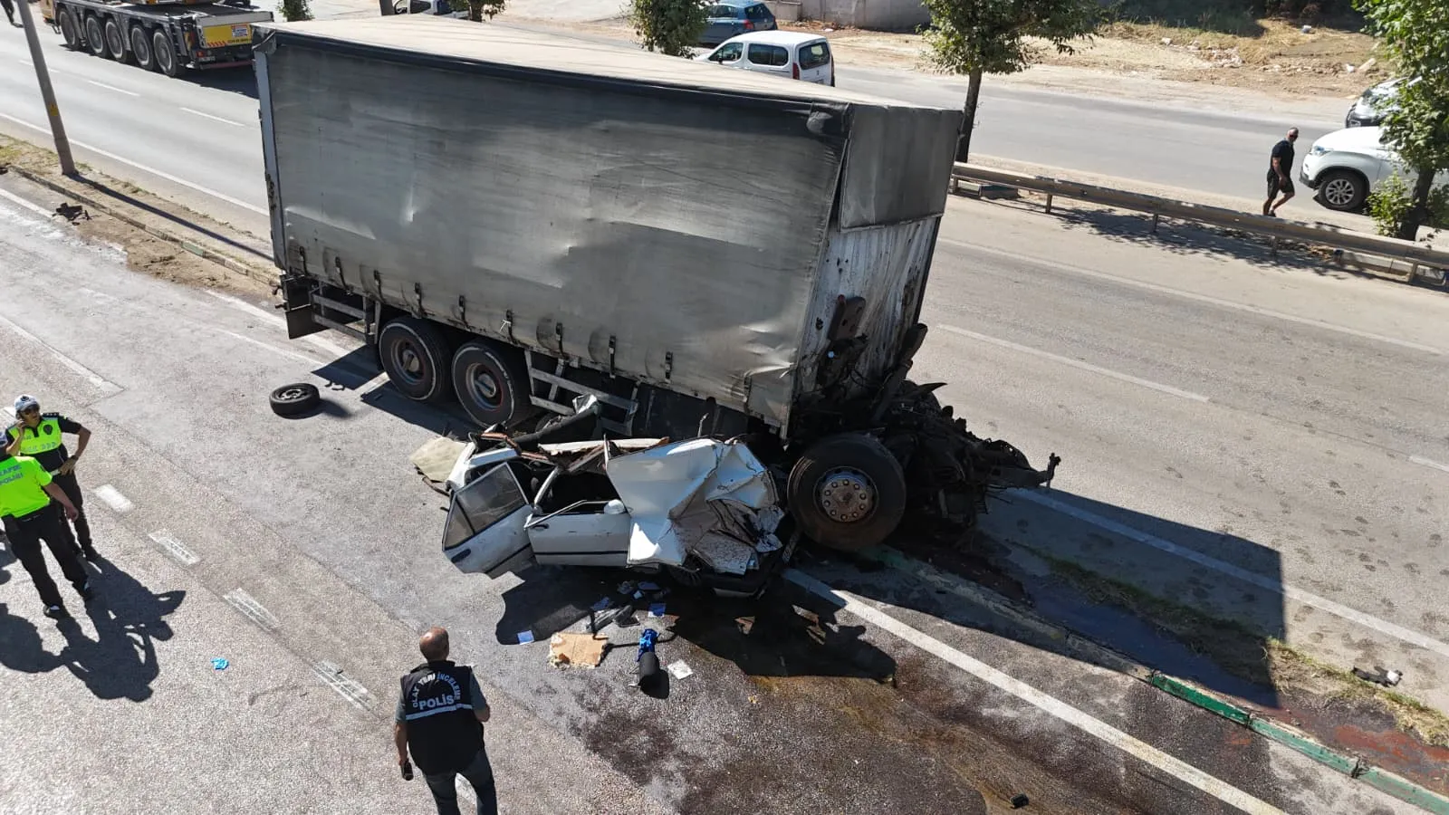 Bursa'da kamyon dehşeti 3 kişi ağır yaralandı