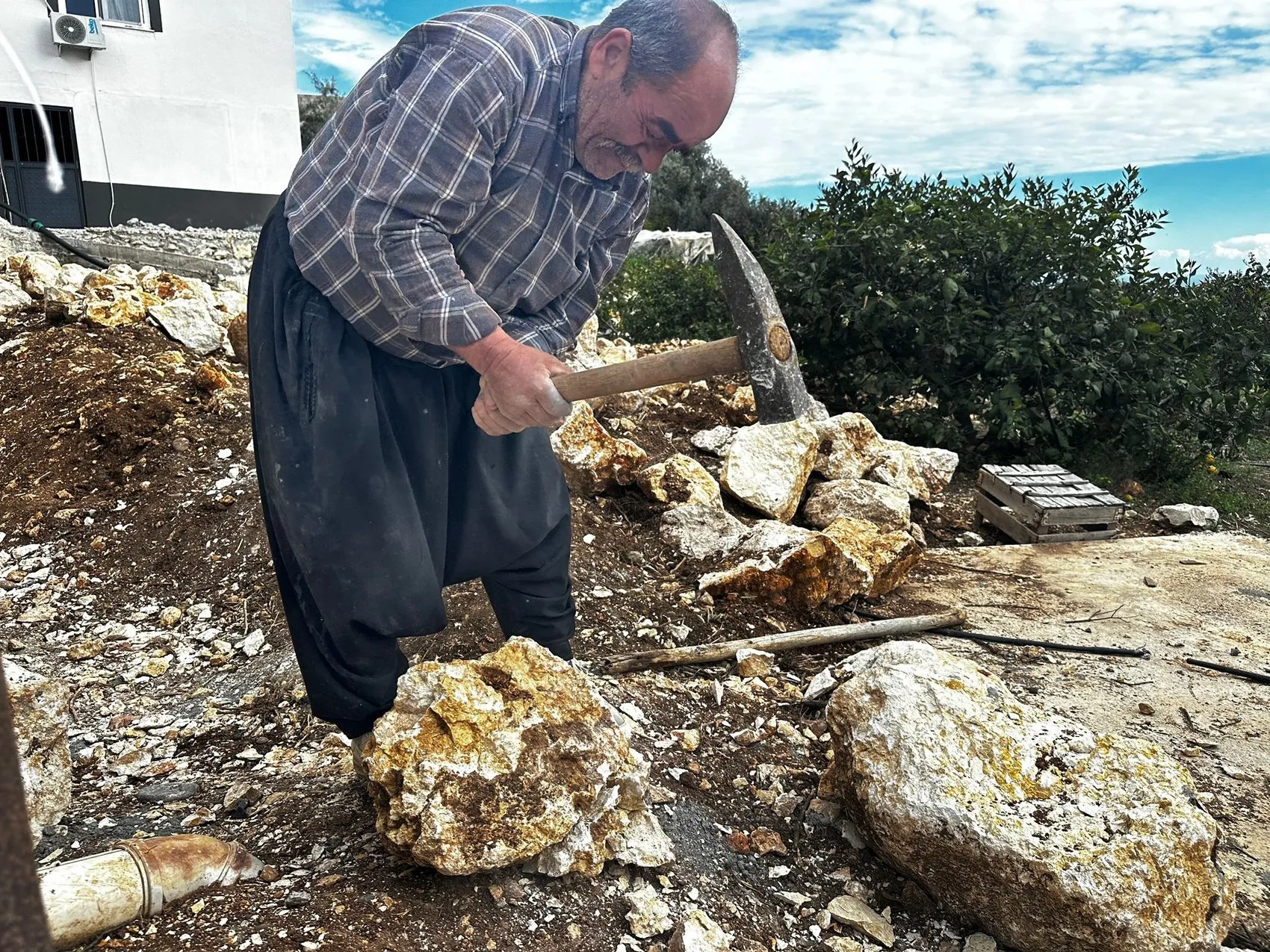 Mersinli ustanın yarım asırlık taş duvar inadı