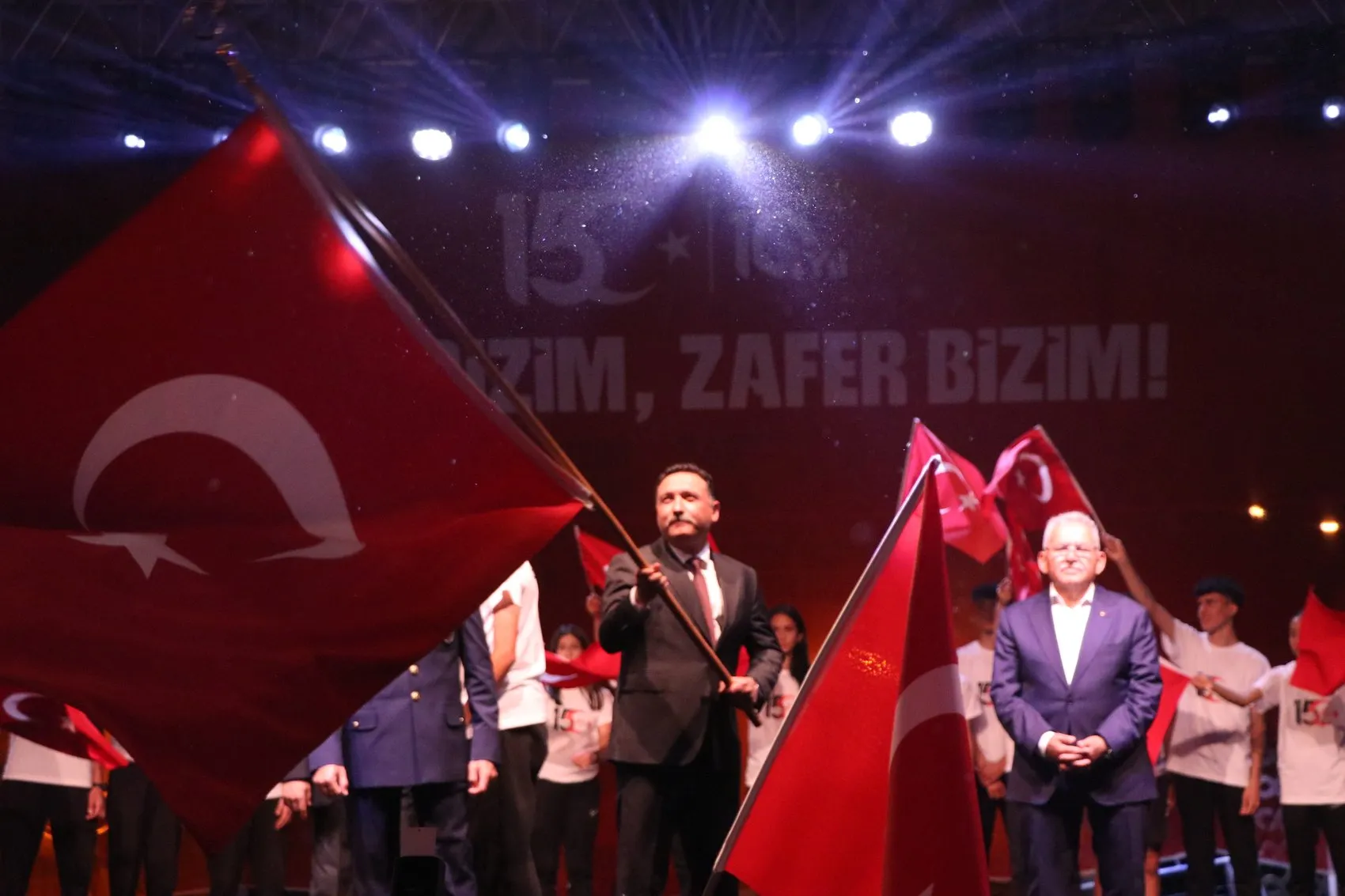 Kayseri semalarında dev Türk bayrağı dalgalandı