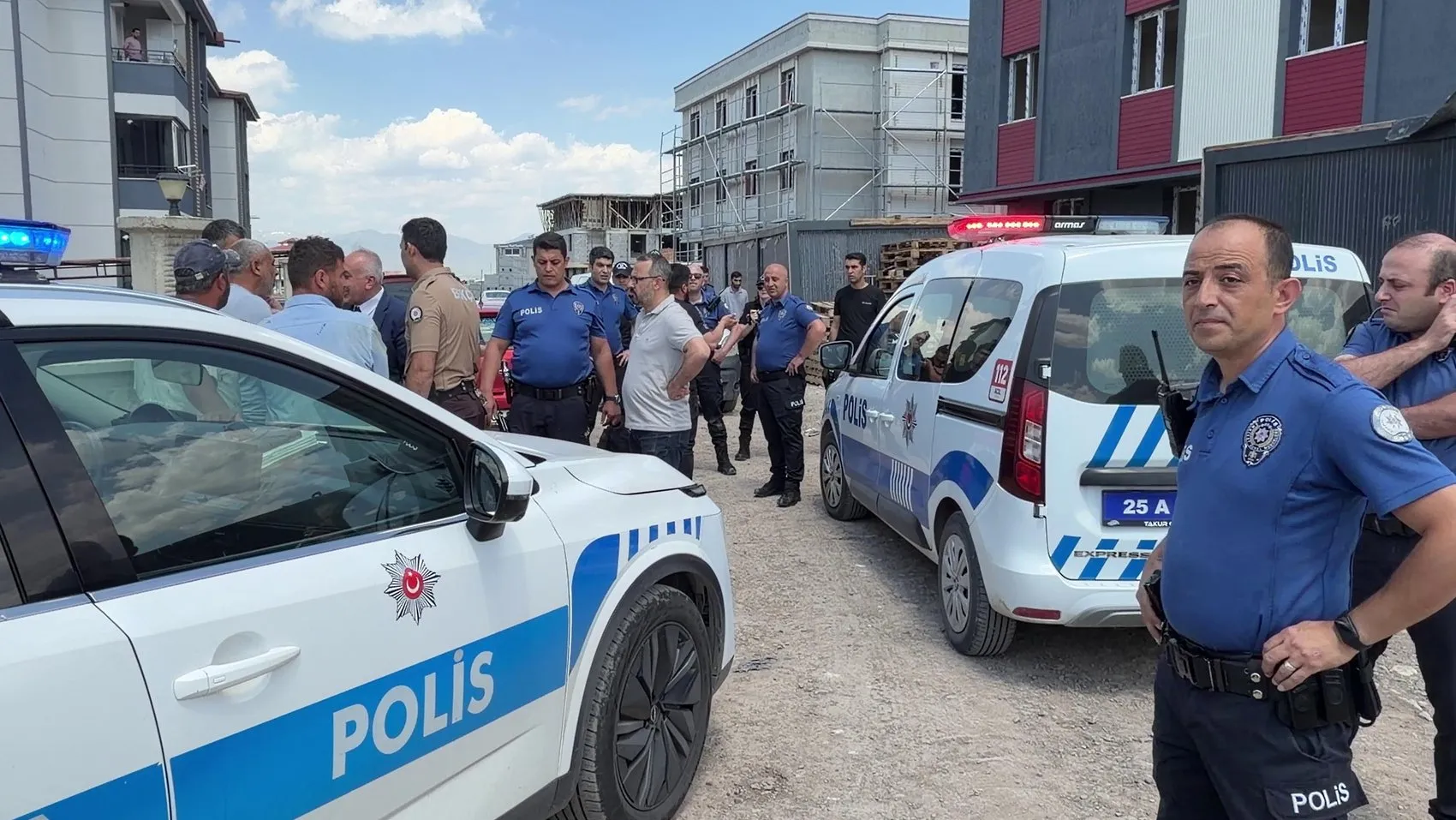 Erzurum'da inşaat haczi gerginliği İşçiler direndi, polis müdahale etti