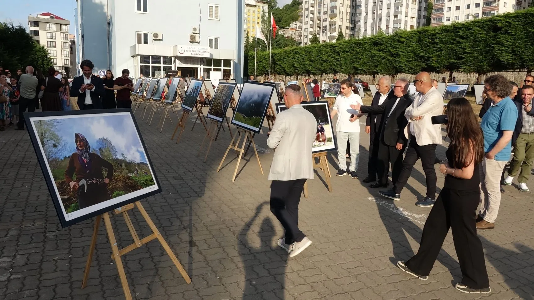 Doğduğu hastaneye 70 eserini hediye etti