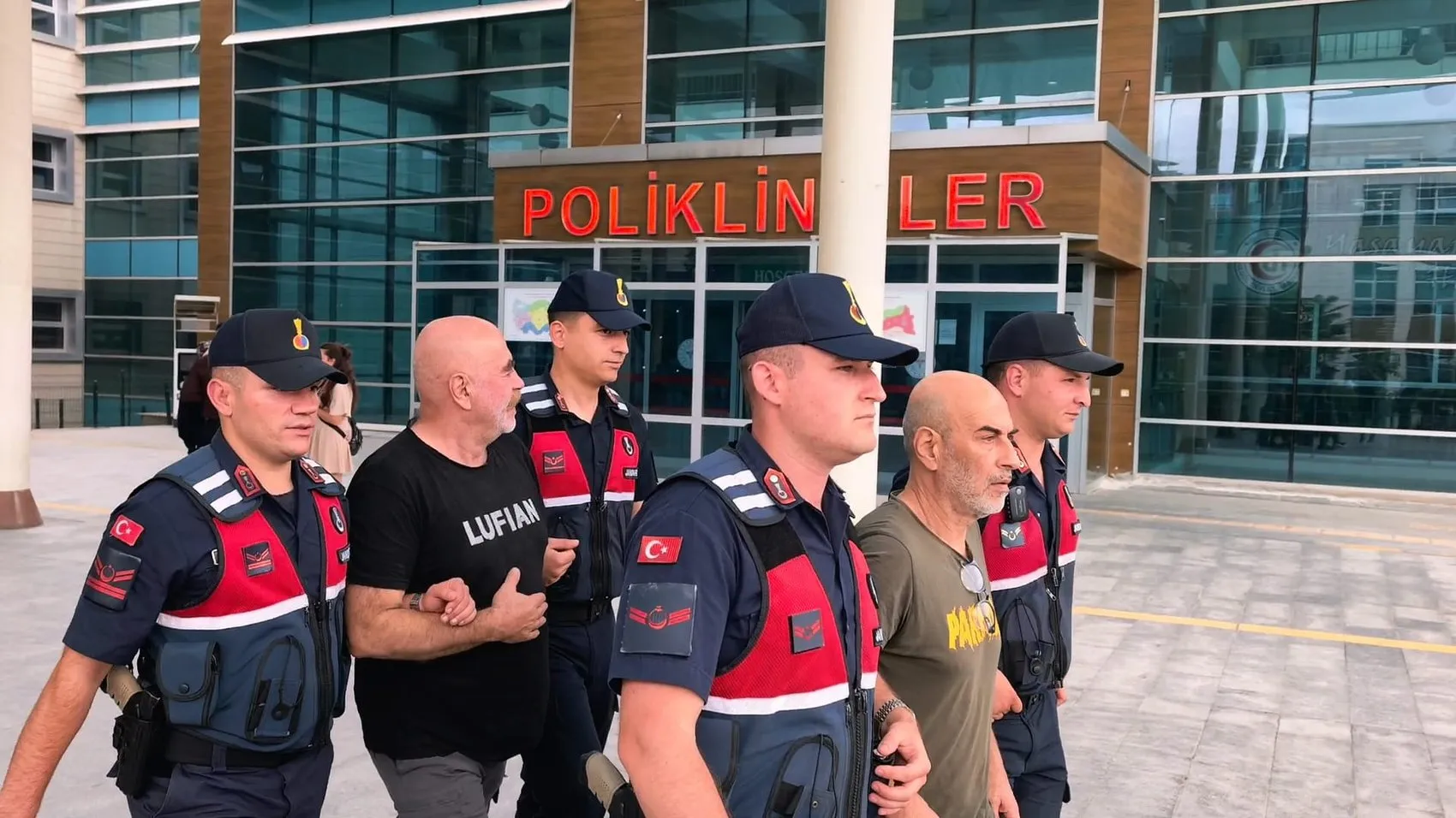 Yönetmen Ezel Akay uyuşturucu operasyonu kapsamında adliyeye sevk edildi