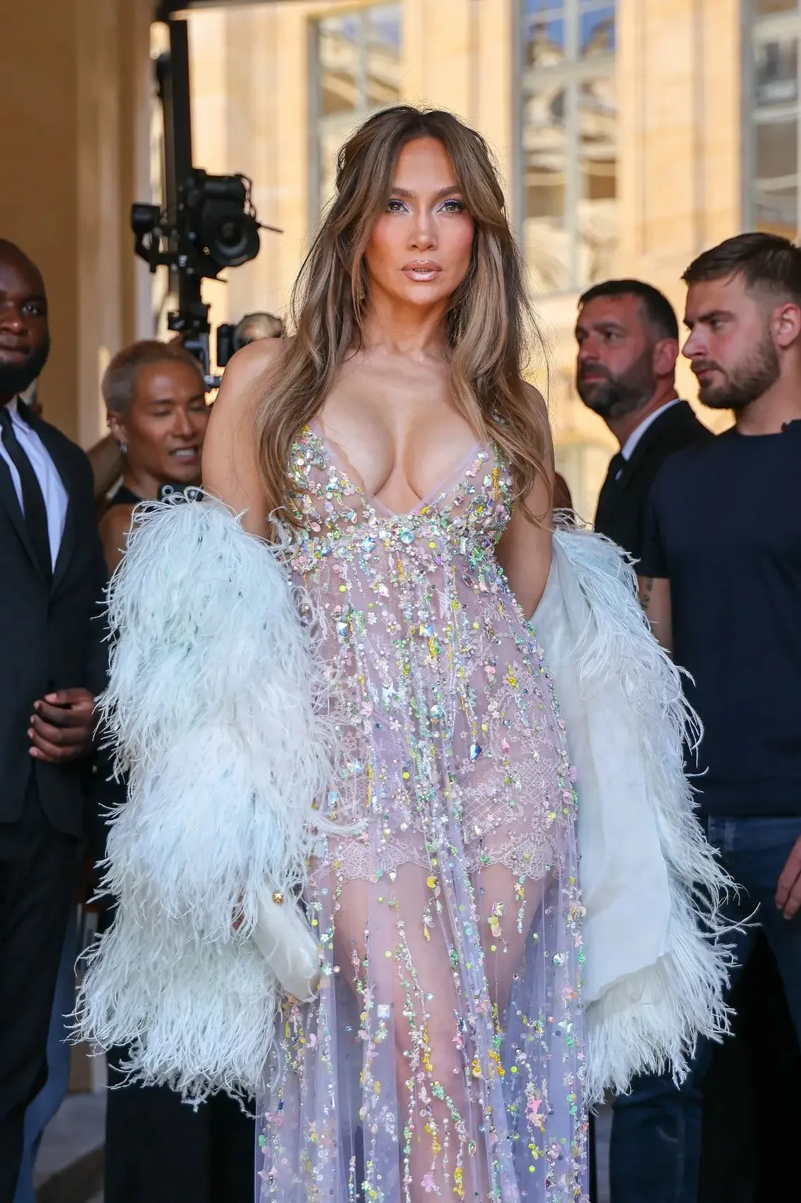 Jennifer Lopez derin dekolteli transparanıyla olay oldu 2