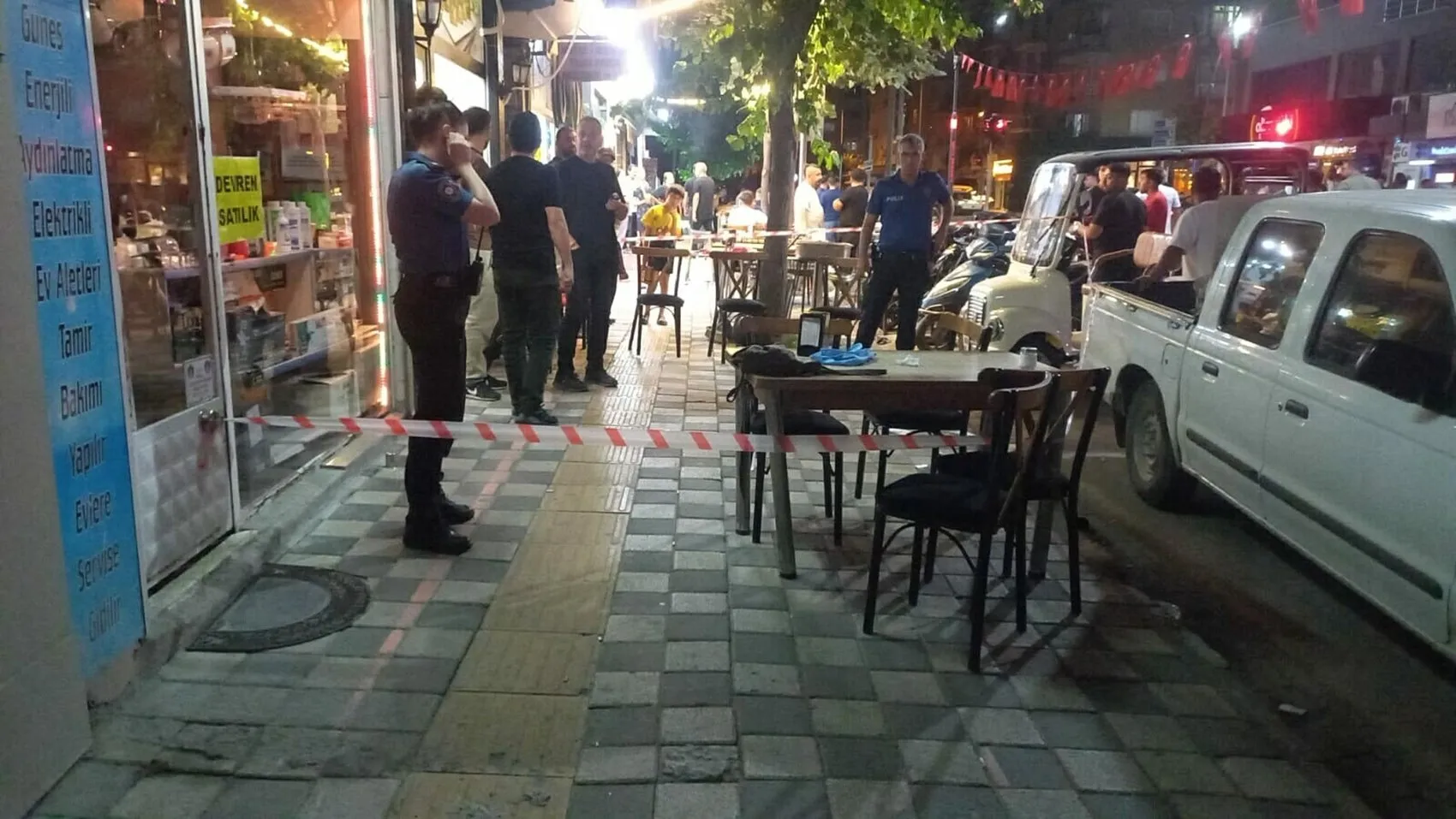 Manisa'da sokak ortasında kasklı saldırı