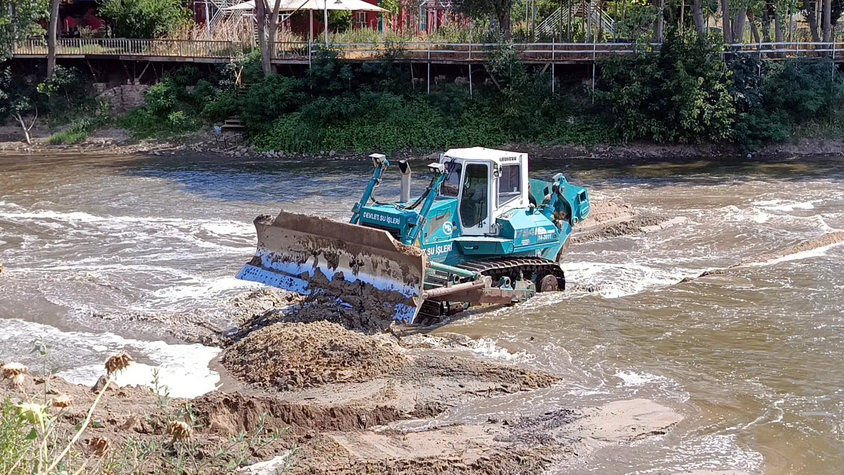 Tunca Nehri’nde sular çekilince ekipler iş makinesiyle sahaya indi