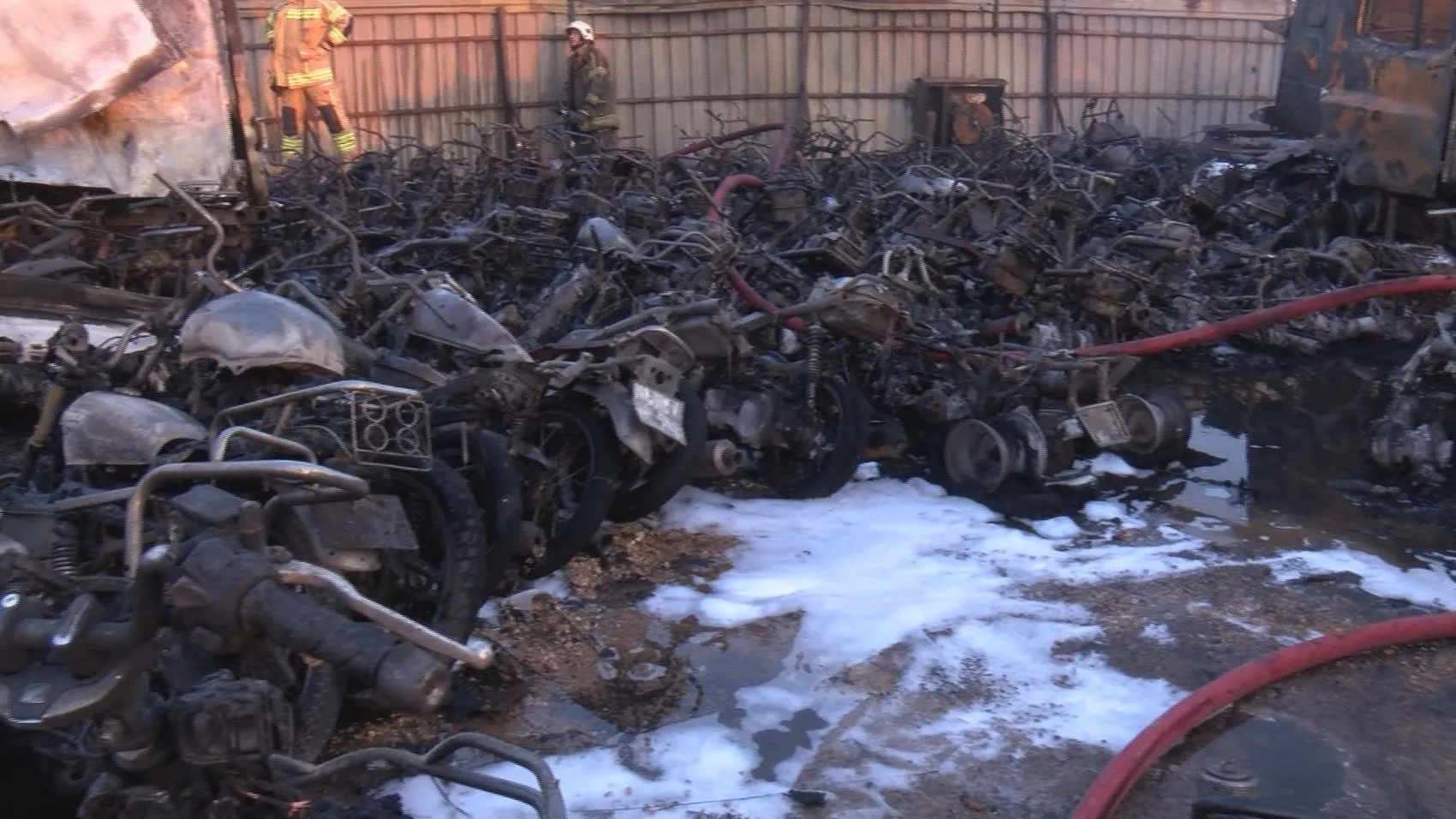 İzmir'de otopark yangını 62 araç kül oldu