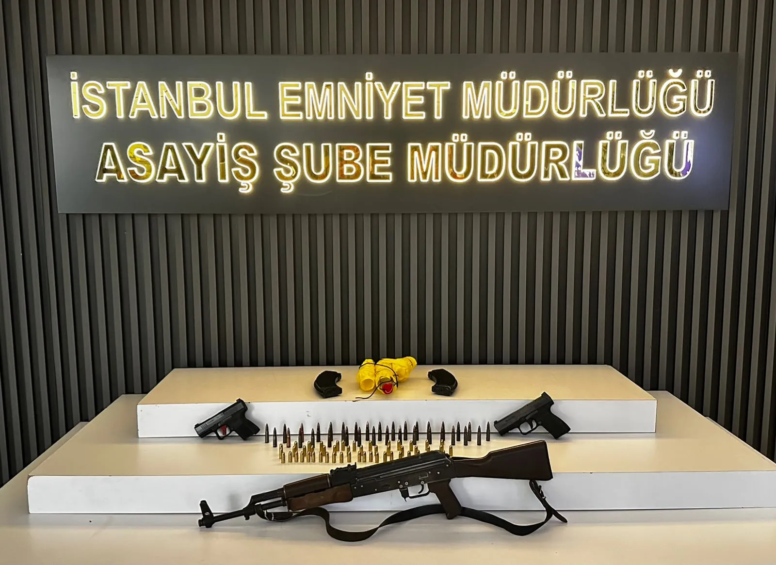 Eyüpsultan’da motosikletli şüphelinin üzerinden uzun namlulu silah çıktı