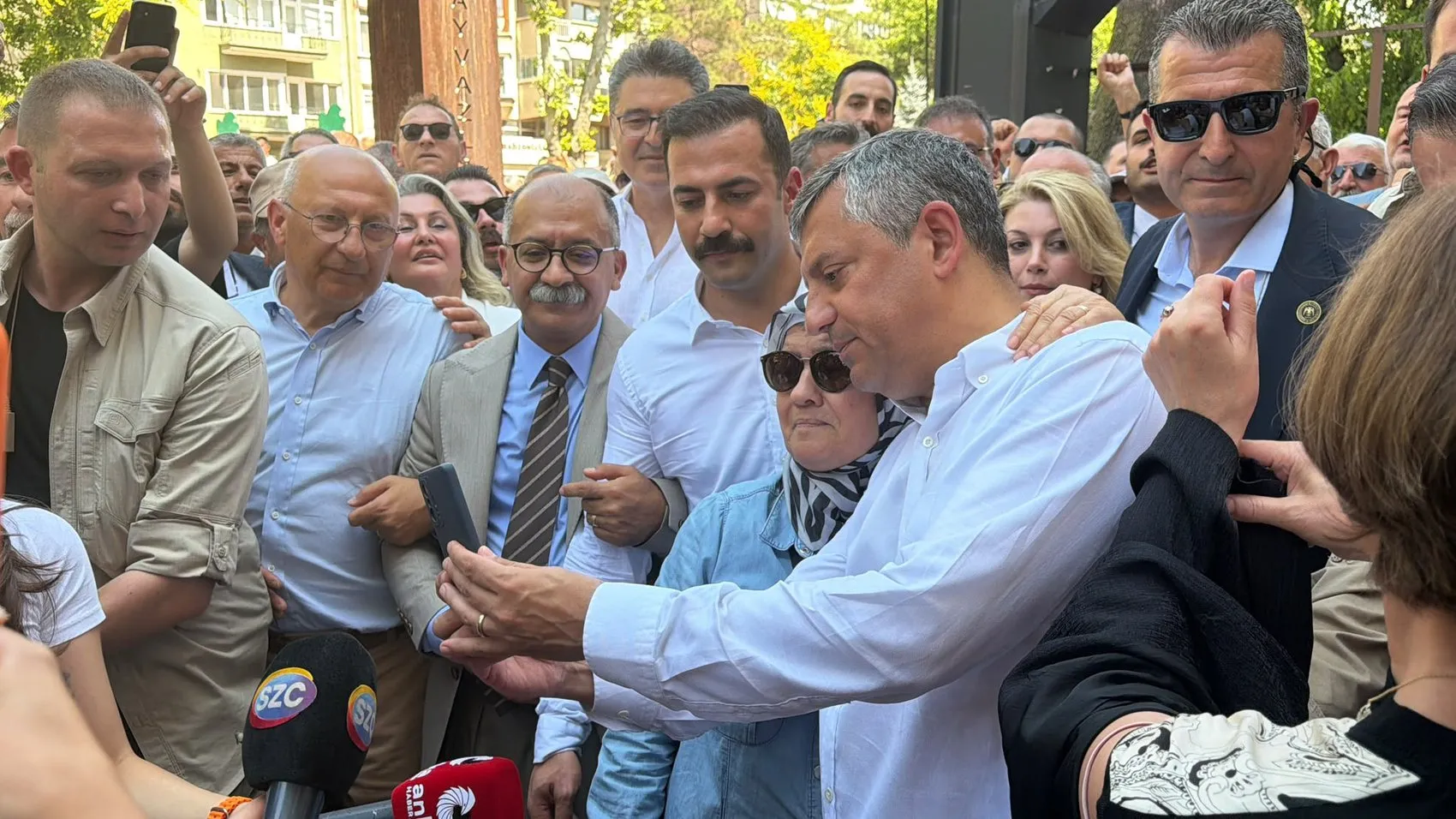 Özgür Özel Eskişehirde yönetimi görevden alınan il başkanına sahip çıktı