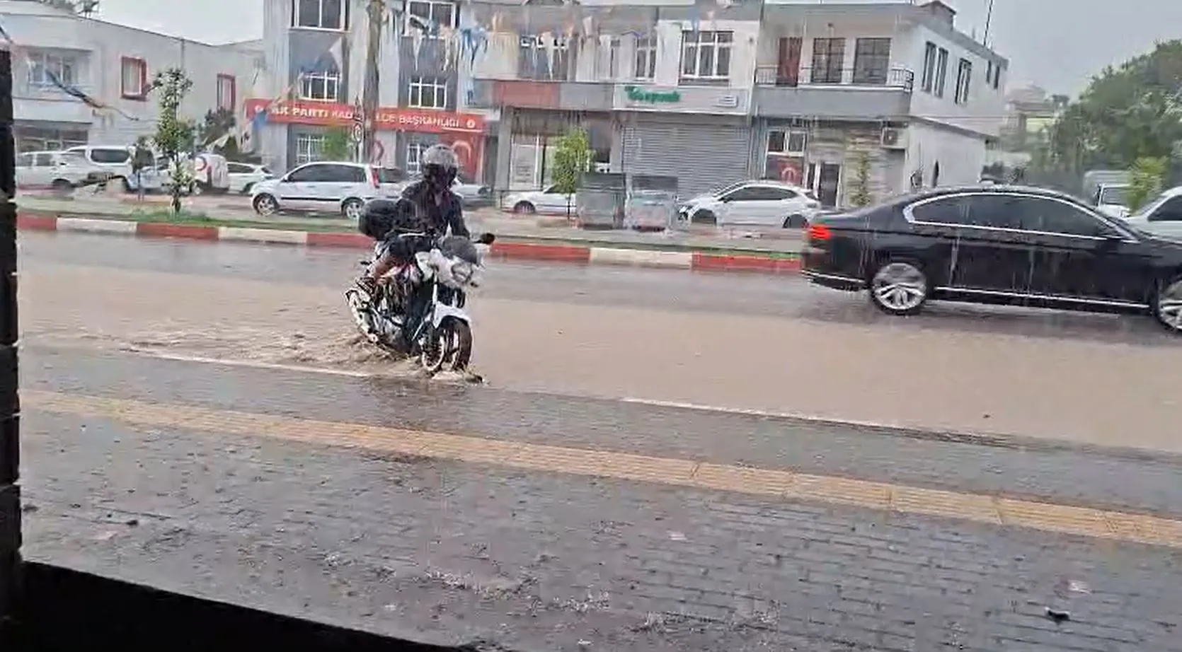 Kadirli'de akşam saatlerinde etkili olan fırtına hayatı felç etti