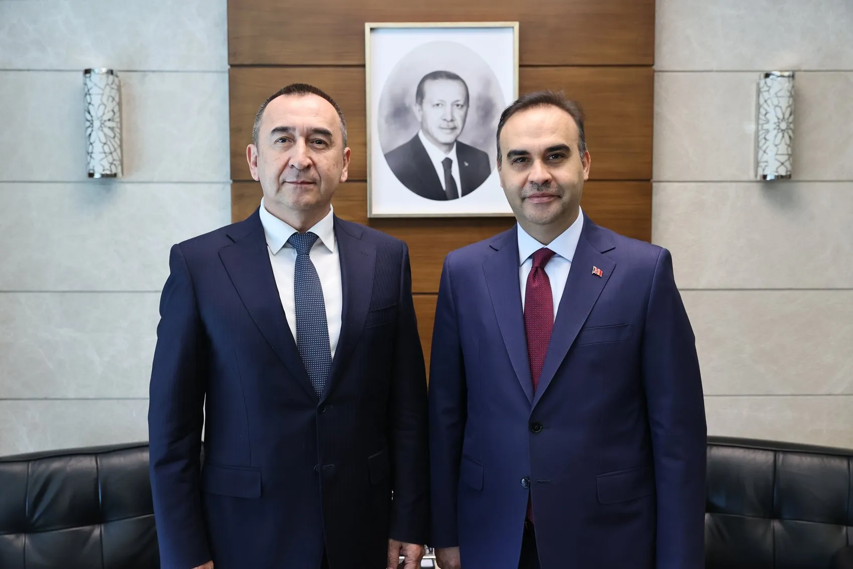 Bakan Kacır yedi ülkenin büyükelçisiyle masaya oturdu
