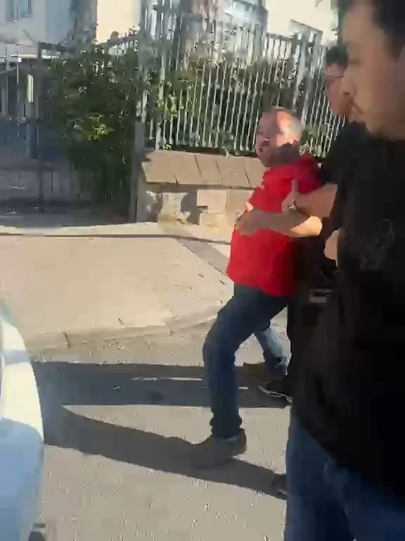 Üsküdar trafiğinde skuterli çift ile motosikletlinin yumruklu kavgası