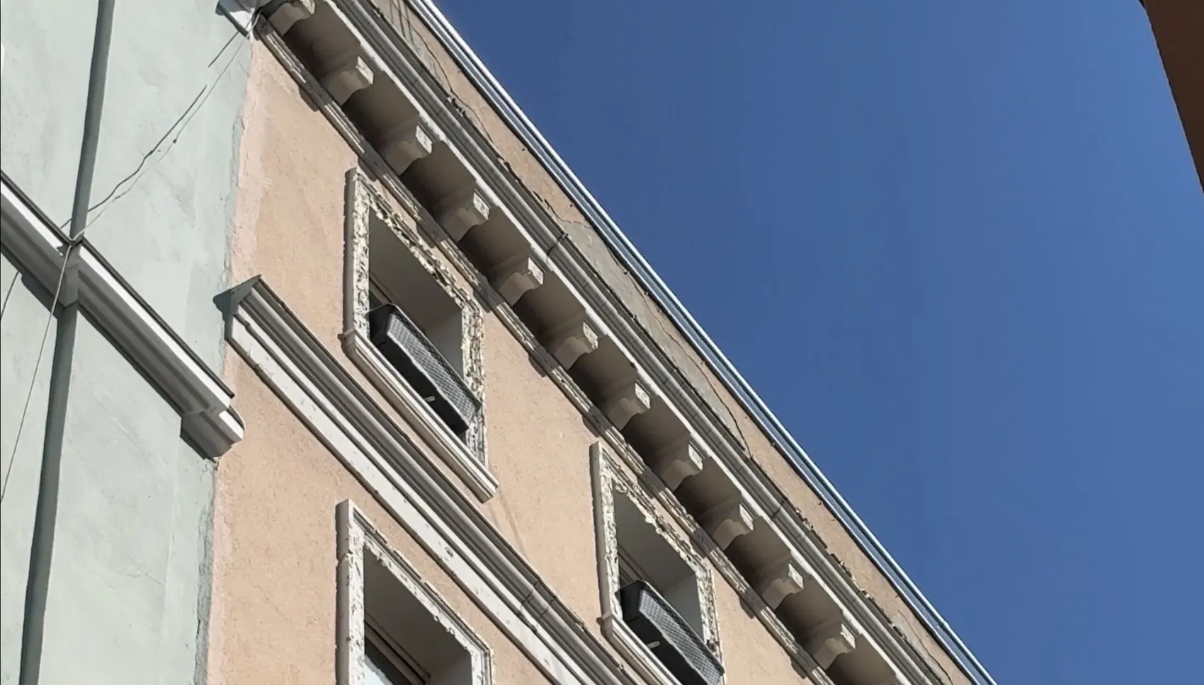 Galata'daki bir otelde genç aşçı terastan düşerek can verdi