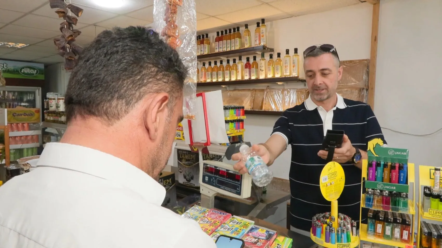 Mahalle bakkalına boş şişe getirene 1 lira ödeme dönemi başladı