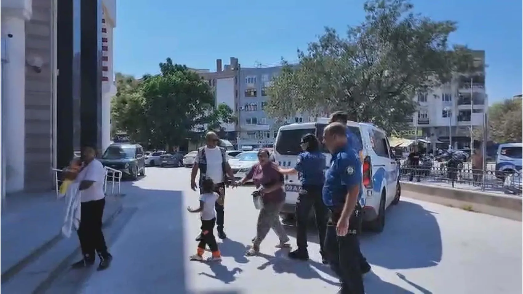 Kuşadası'nda zabıtaya saldıran iki dilenci tutuklandı