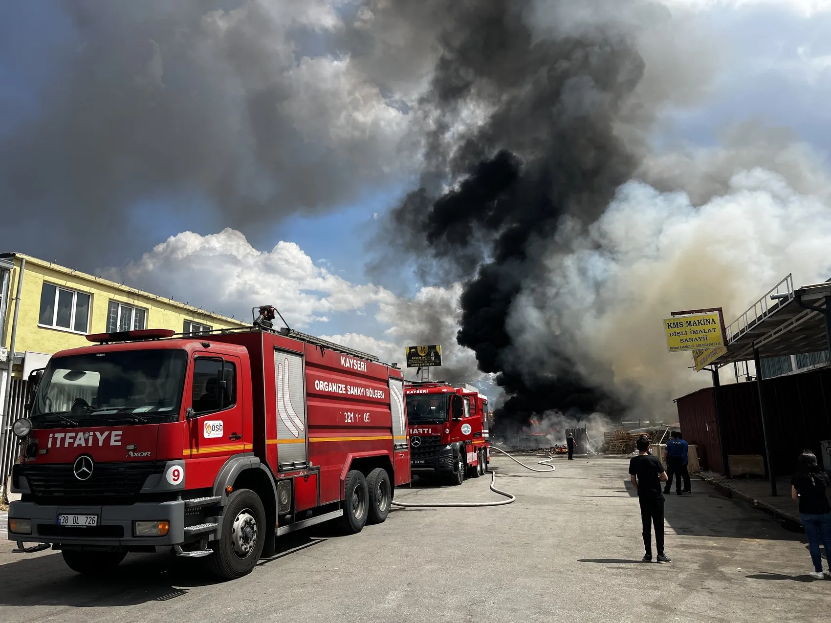 Kayseri sanayi sitesinde hurdalık yangını paniği