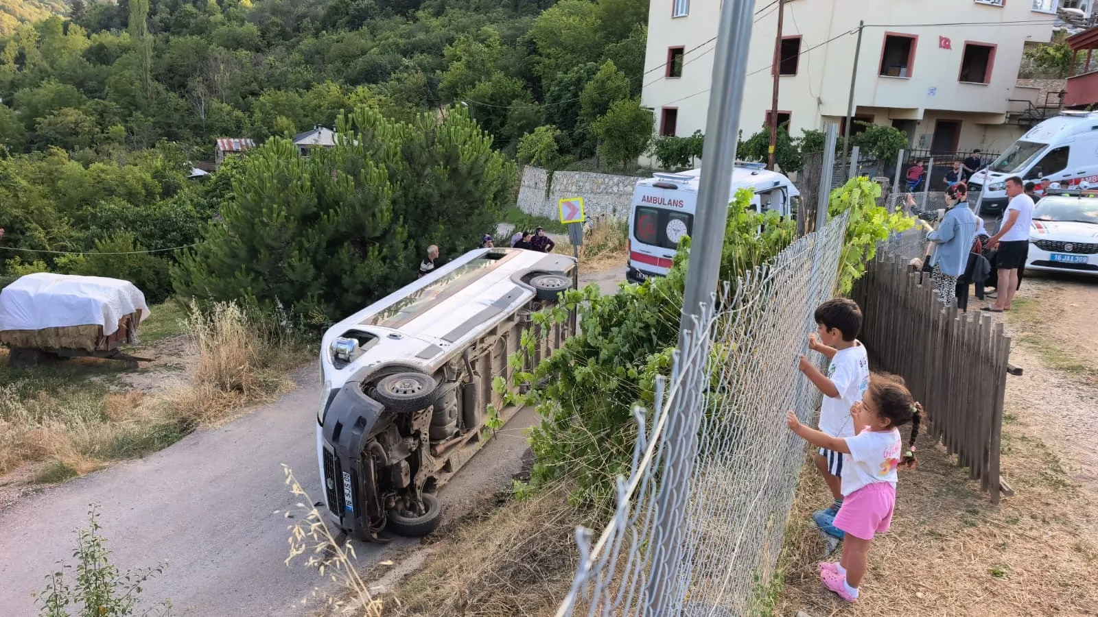 İnegöl yolunda tarım işçilerini taşıyan minibüs devrildi
