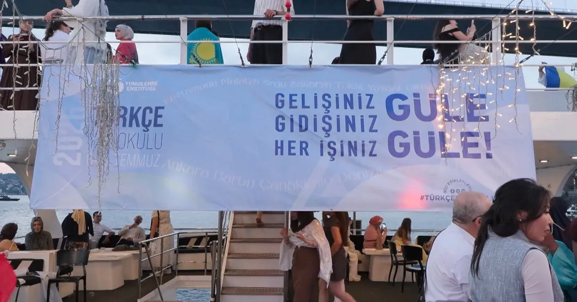 Dünya gençleri Türk kültürünü İstanbul Boğazı’nda uğurladı