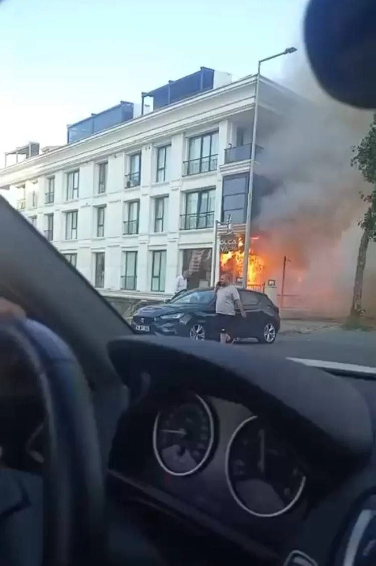 Beylikdüzü’nde bir binada korkutan yangın
