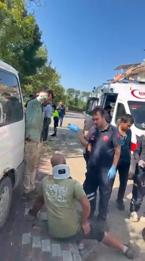 İnegöl'de sokak ortasında kaza 3 kişi hastaneye kaldırıldı