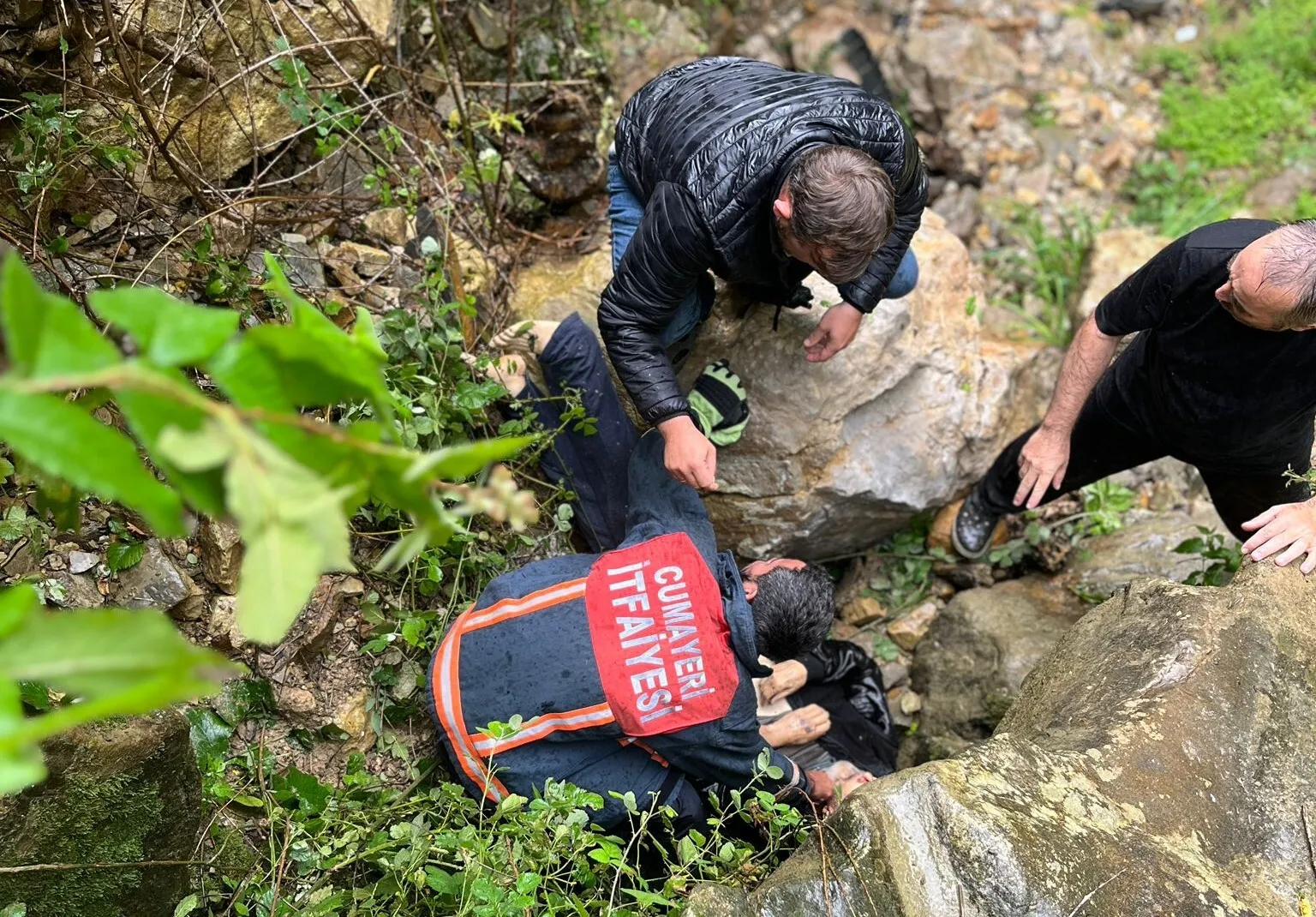 Düzce'de 30 metrelik uçurumdan dereye düşen sürücü hayatını kaybetti