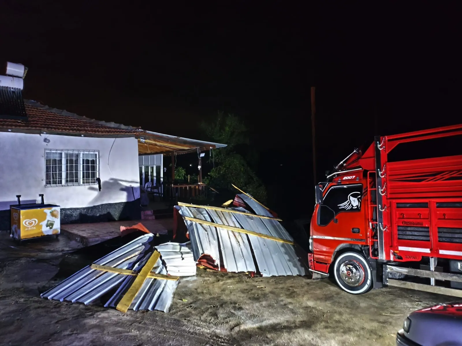 Kırıkkale Keskin’de şiddetli fırtına iki caminin minaresini yıktı
