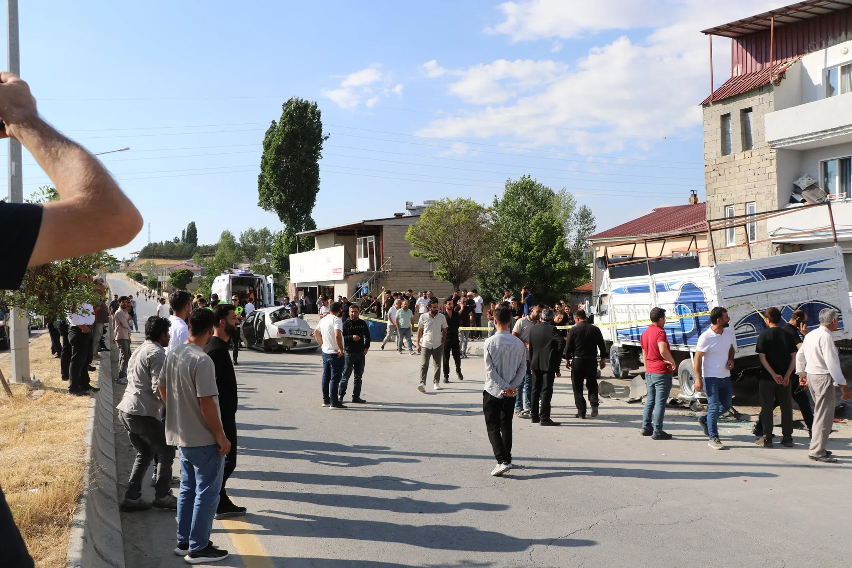 Van'da park halindeki kamyona çarpan otomobil can aldı