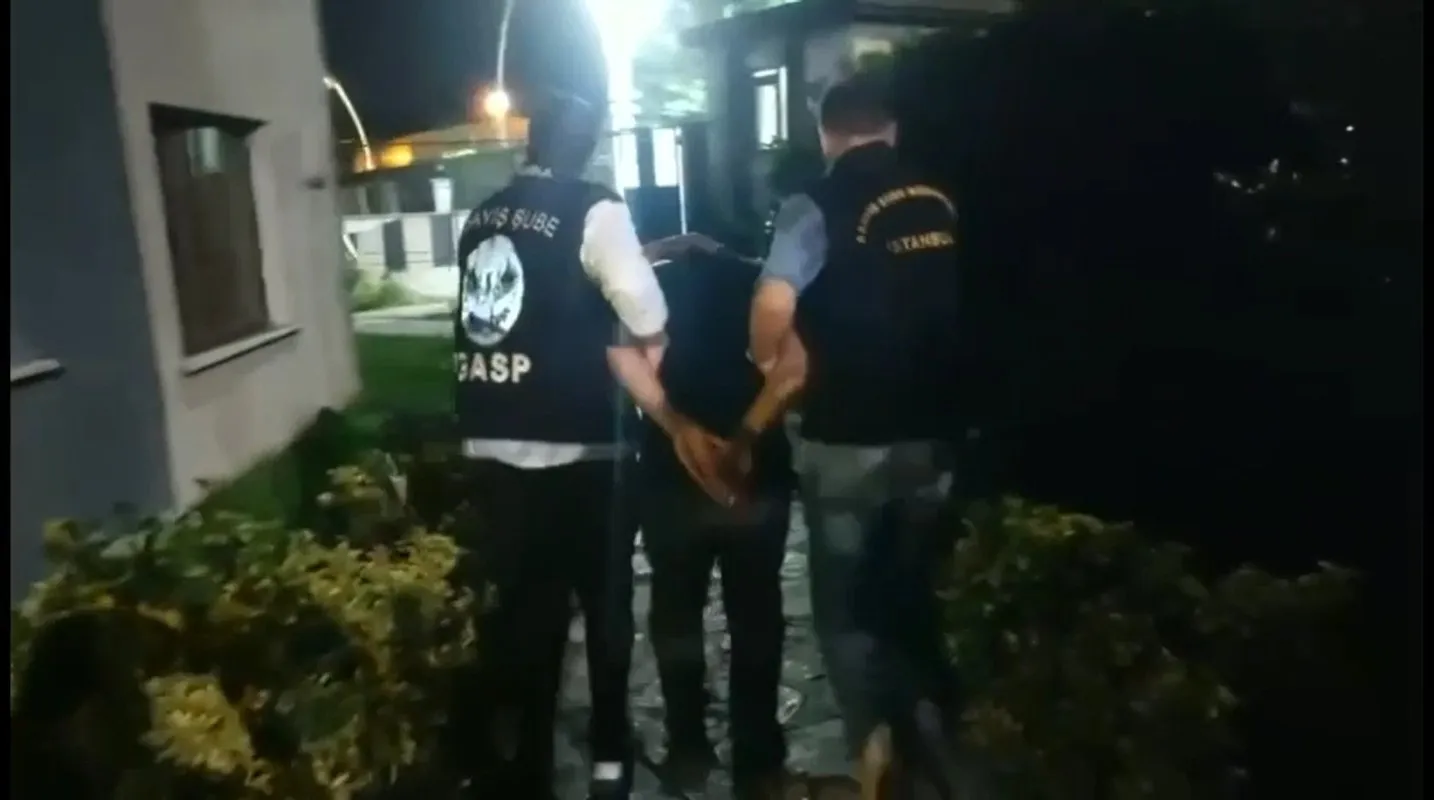 Eyüpsultan’da motosikletli şüphelinin üzerinden uzun namlulu silah çıktı