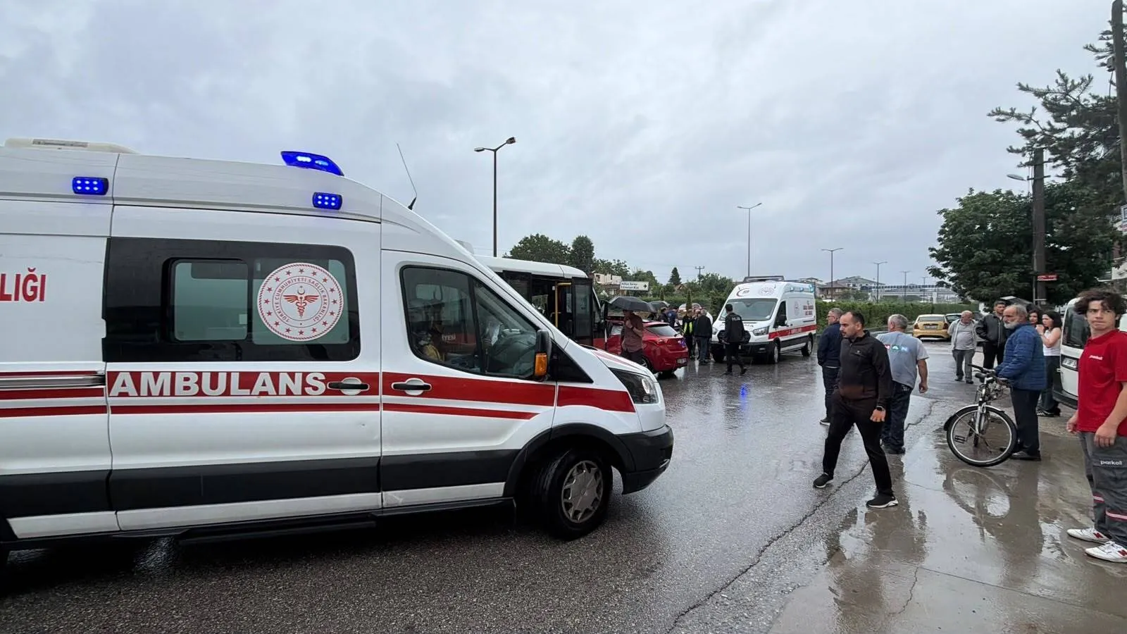 Düzce'de midibüs ile otomobil çarpıştı 5 kişi yaralandı