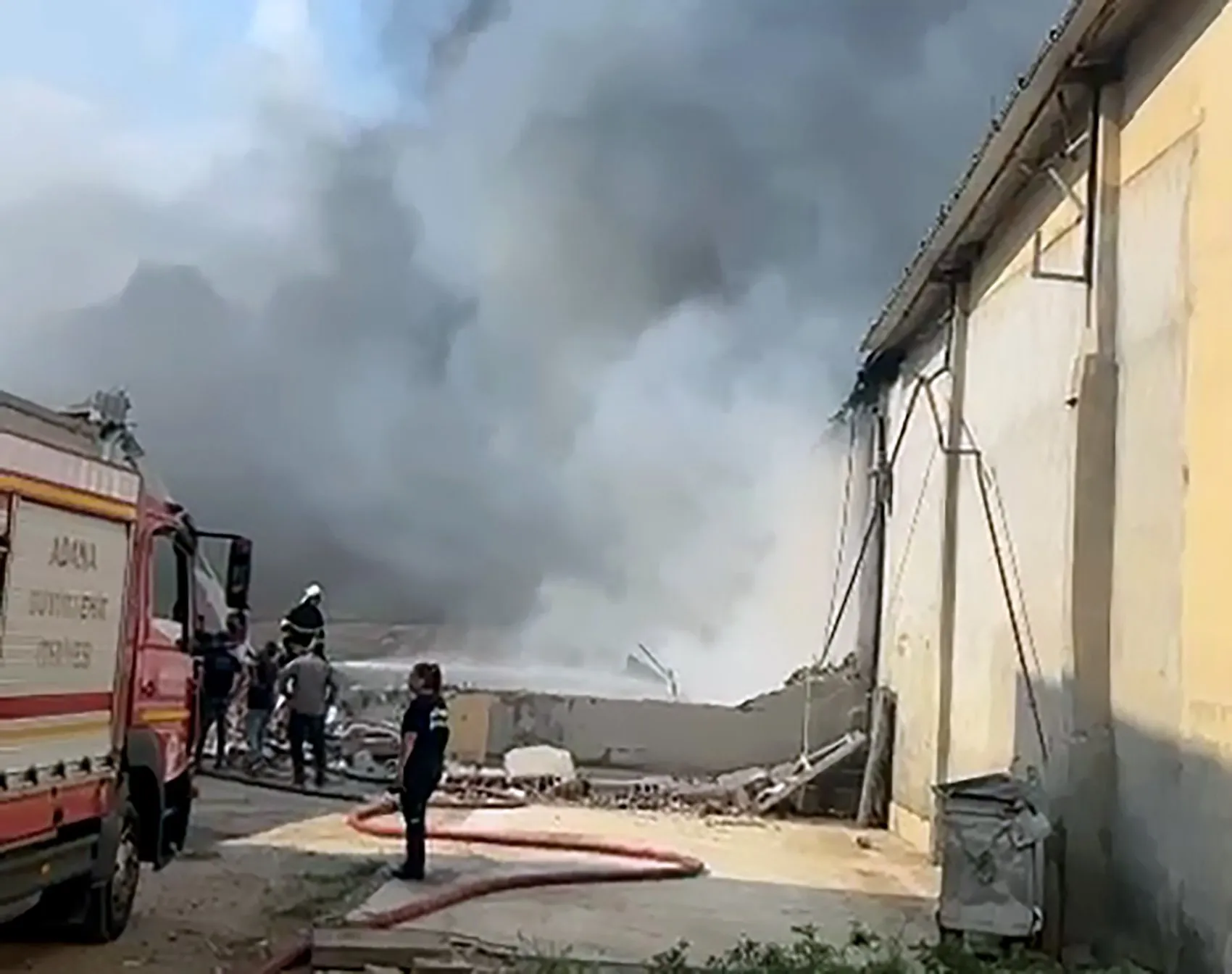Adana'da narenciye deposunda korkutan yangın
