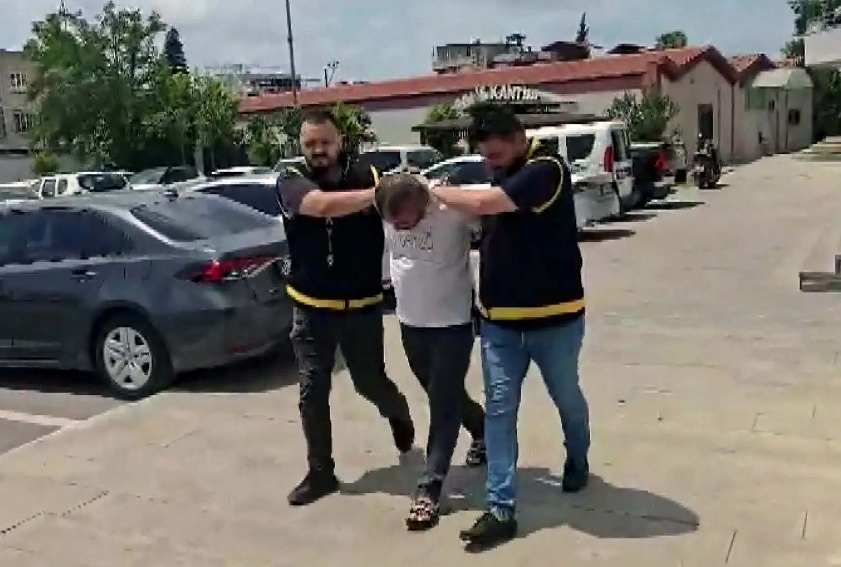 Adana'da pazarda yankesicilik için 12 yaşındaki çocuğu kullandı