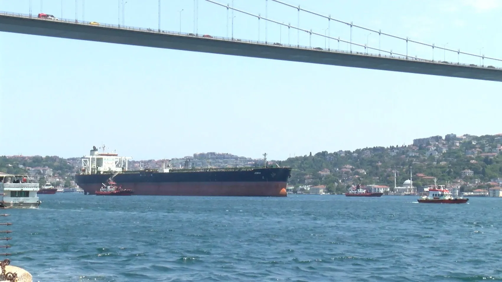 Dron saldırısında hasar alan dev petrol tankeri İstanbul Boğazı'nda