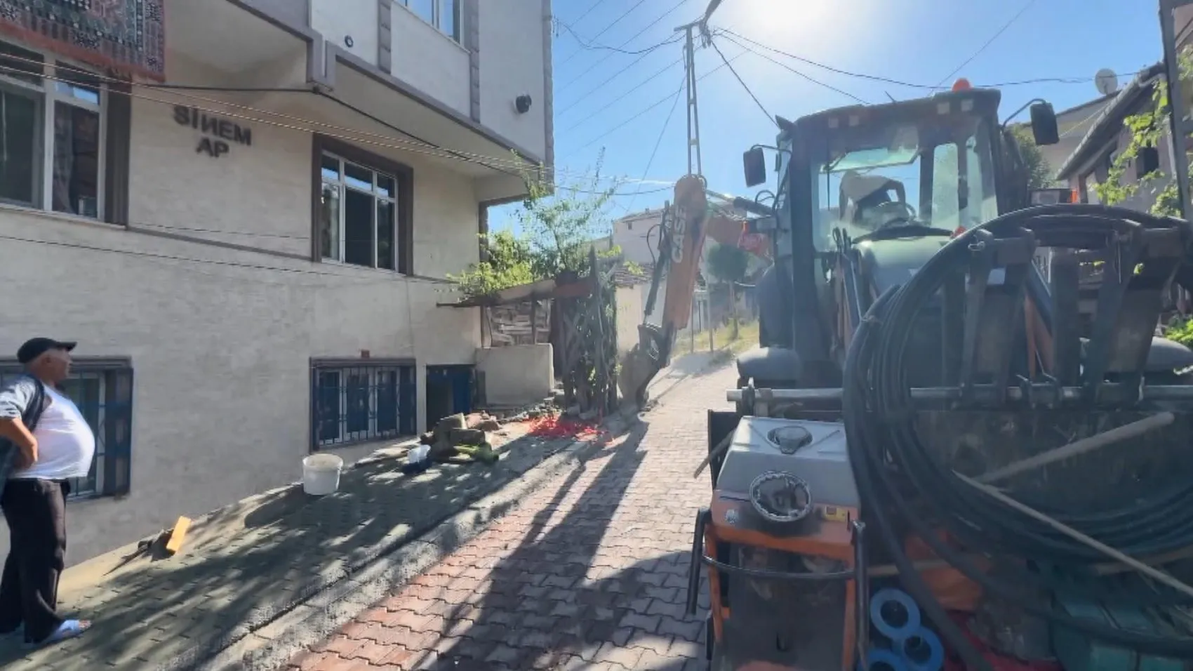 Avcılar'da patlayan su vanası evi havuzuna çevirdi