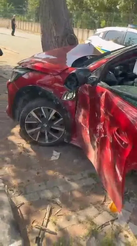 İnegöl'de sokak ortasında kaza 3 kişi hastaneye kaldırıldı