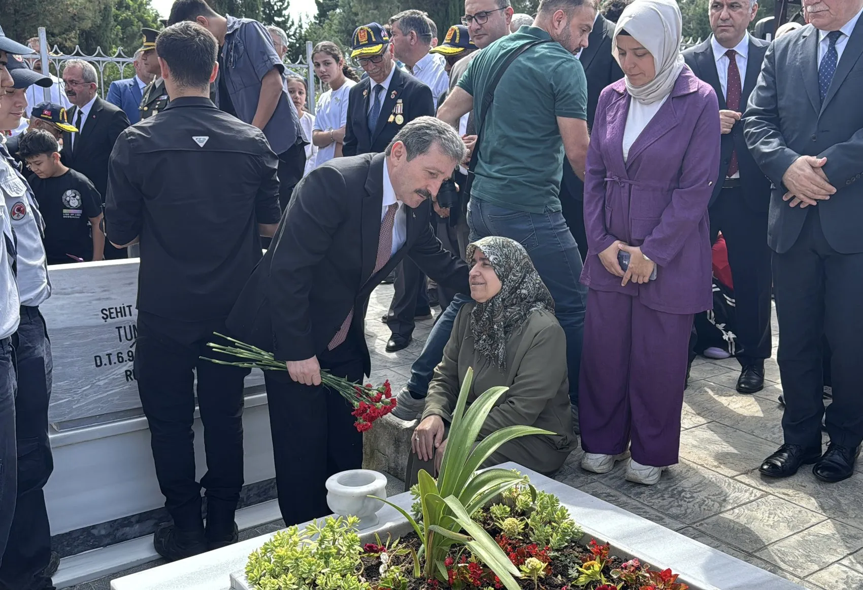 8 yaşındaki Elif hiç tanımadığı şehit dayısını ziyaret etti