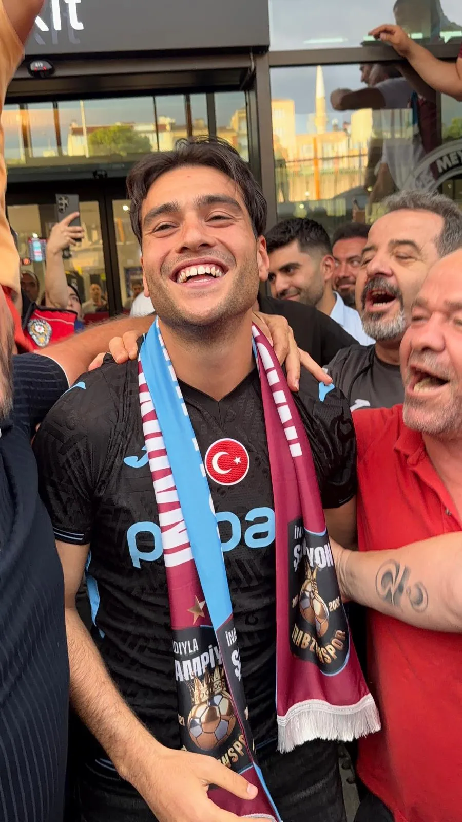 Trabzonspor’un yeni yıldızı Aral Şimşir şehre ayak bastı