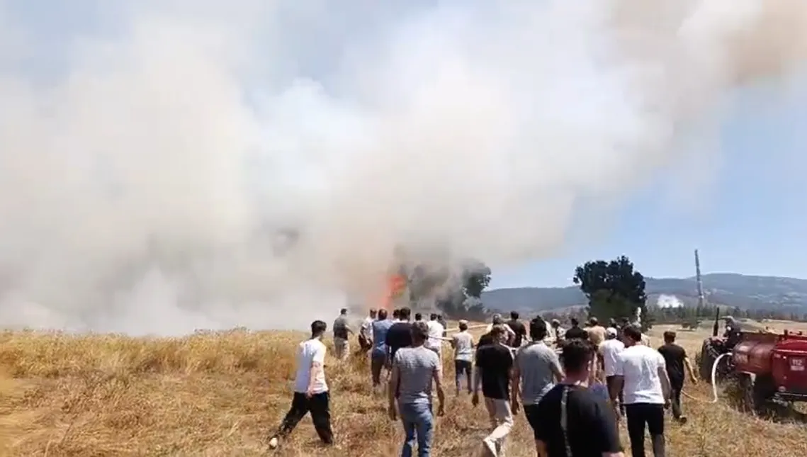 Orhaneli’nde tarlada başlayan yangını köylüler söndürdü