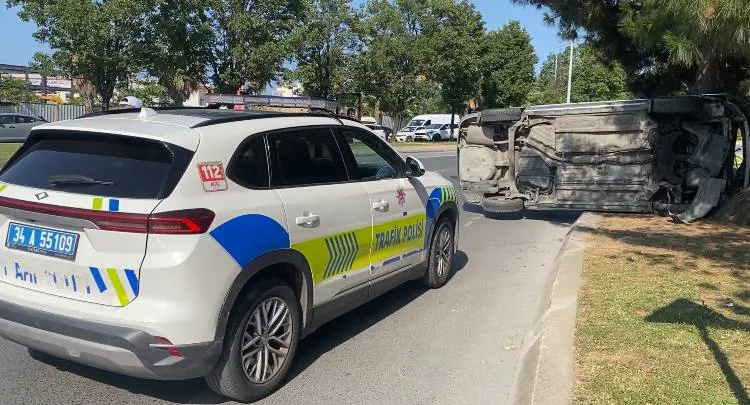 Bakırköy'de kontrolden çıkan otomobil ağaçlara çarparak yan yattı