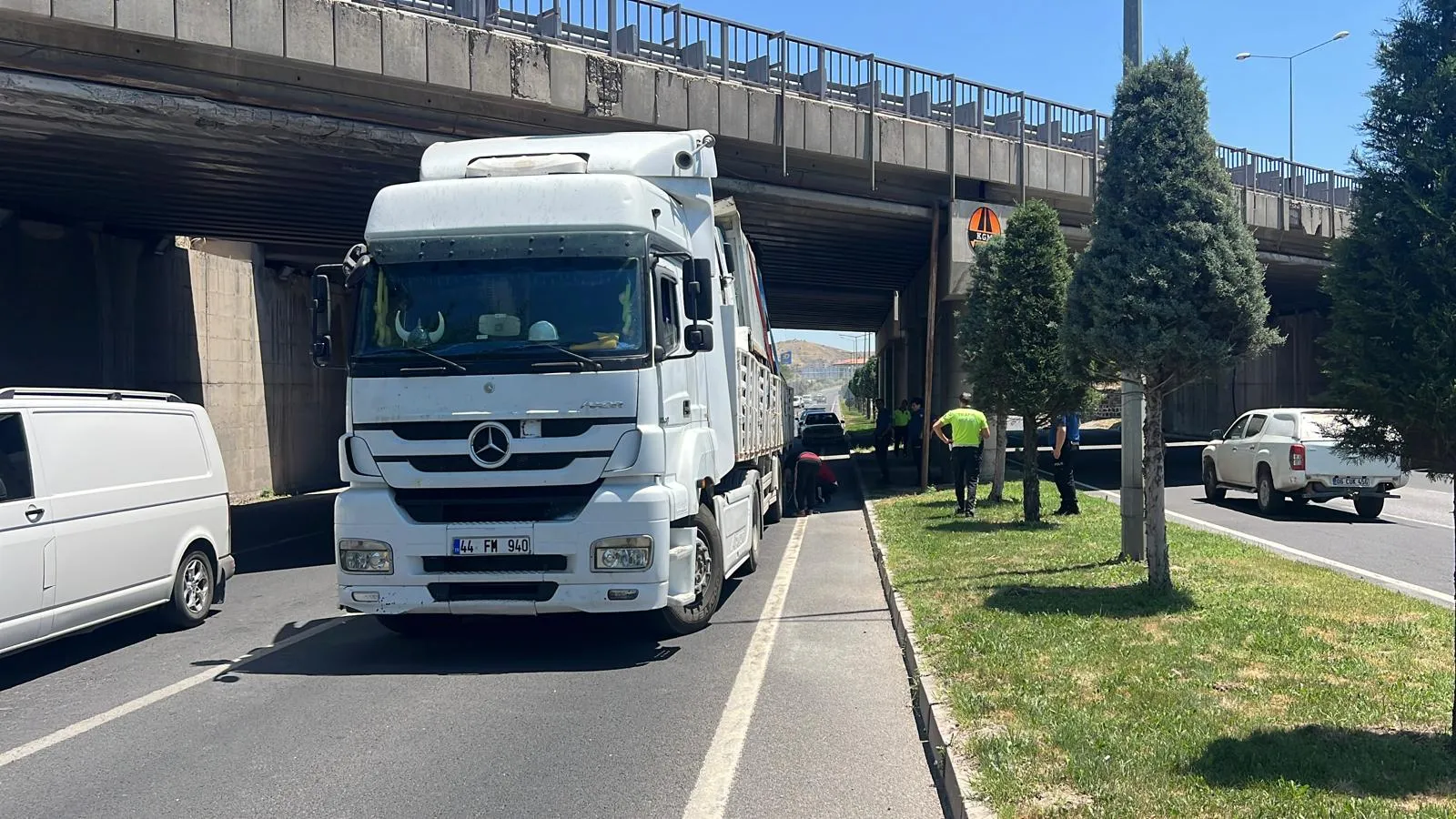 Nevşehir yolunda TIR köprüye takılınca trafik kilitlendi