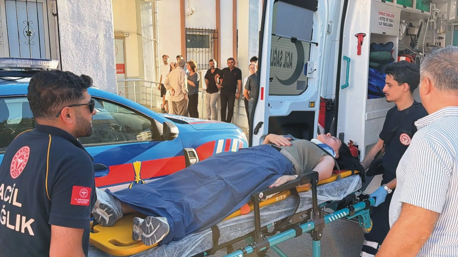 Adıyaman'da turistleri taşıyan minibüs şarampole yuvarlandı