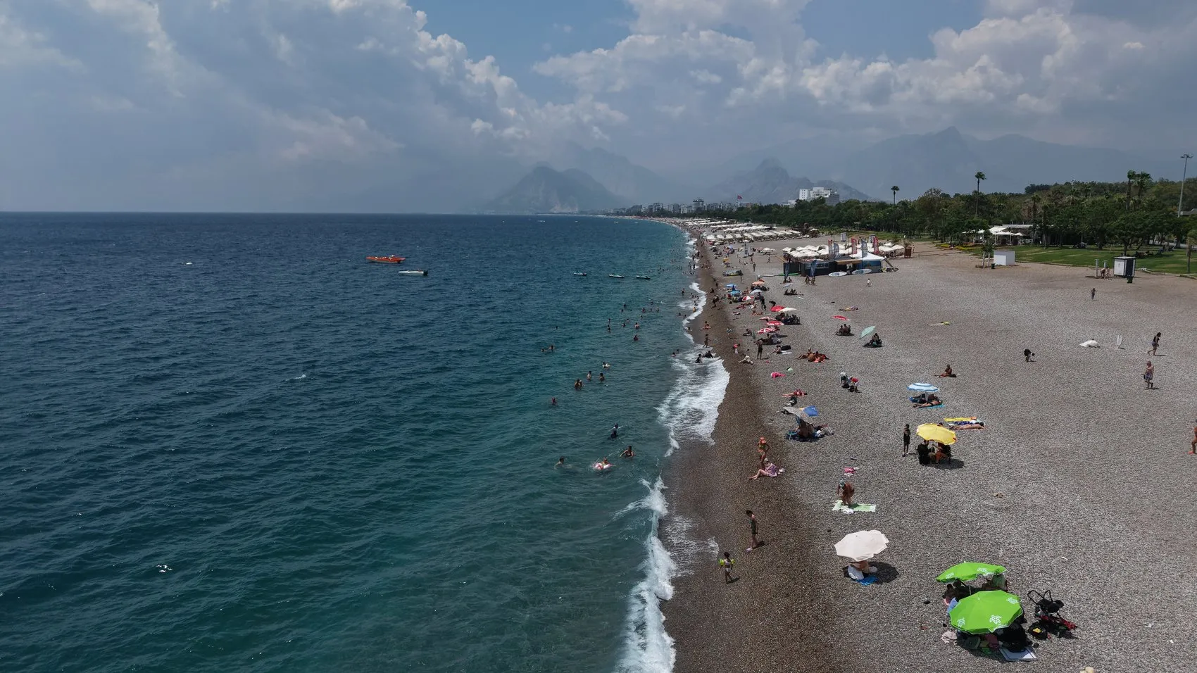 Antalya kavurucu sıcaklardan sonra nefes aldı