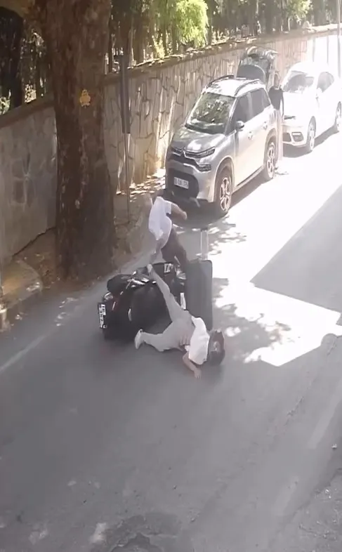 Bursa'da motosiklet sürücüsü yayaya çarpmamak için fren yapınca kaza yaşandı