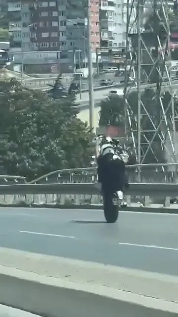 Esenyurt trafiğinde herkesi hiçe sayan motosiklet şovu