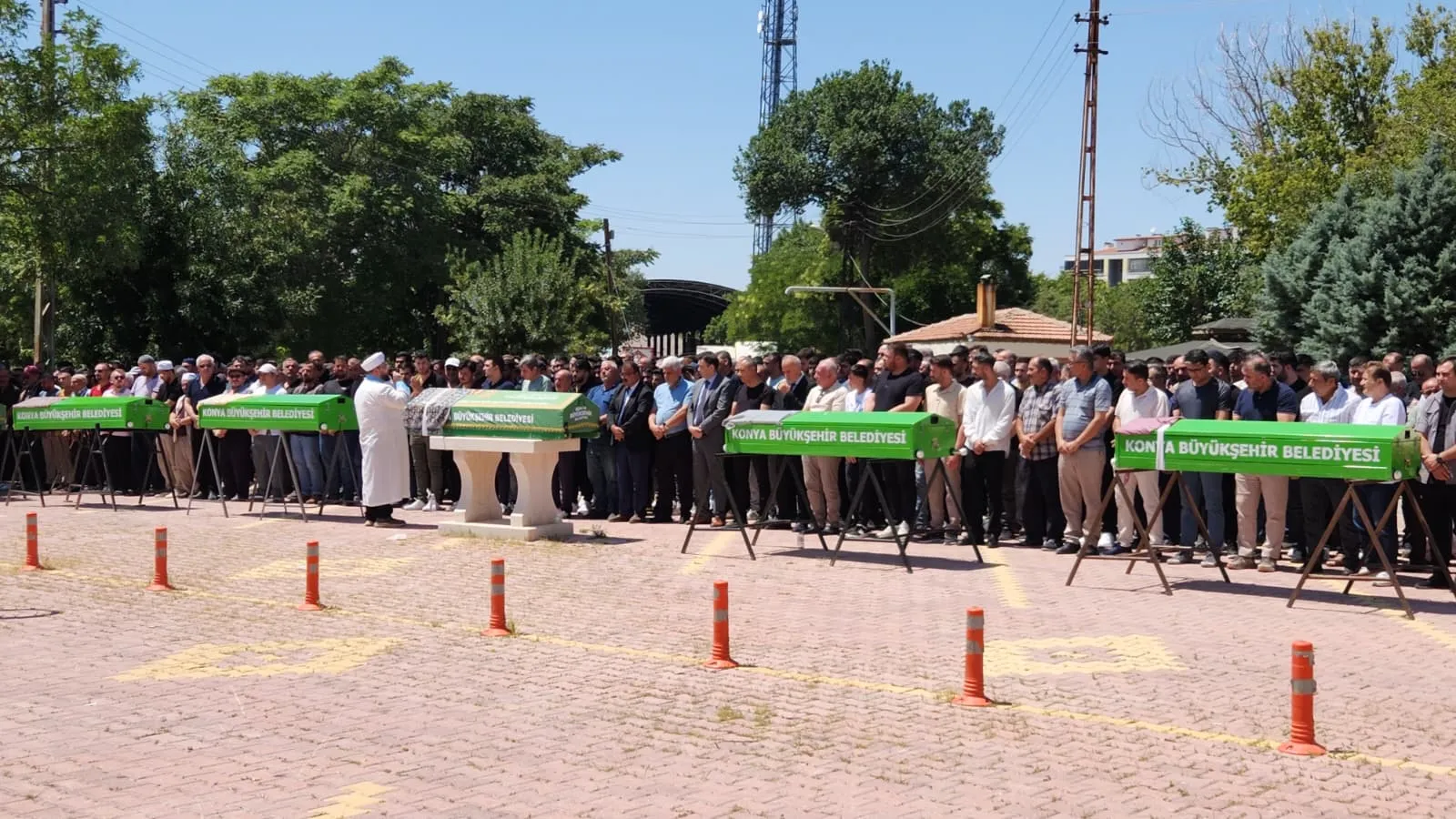 Konya uçurum kazasında yitirdiği beş ferdine veda etti