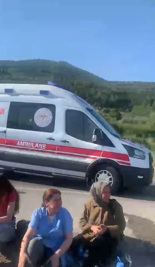 Bursa Gemlik'te işçi servisi devrildi 15 kişi hastaneye kaldırıldı